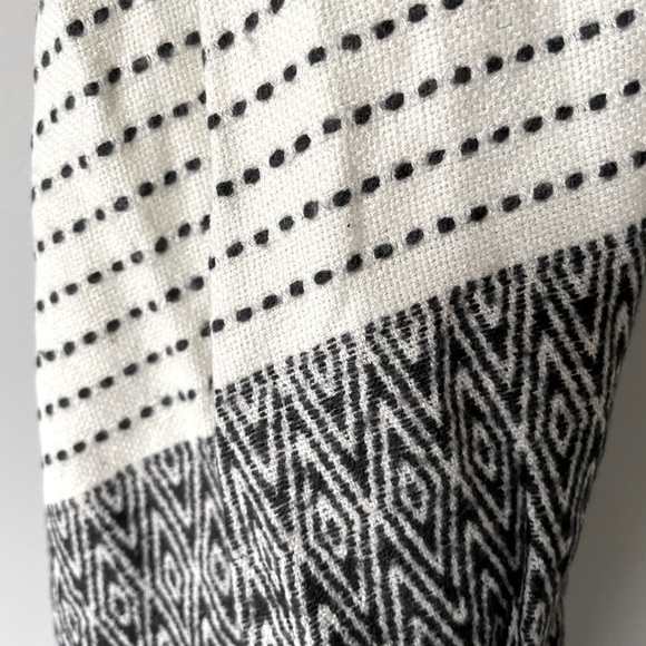 Thick H&M b&w patterned scarf - Picture 3 of 3